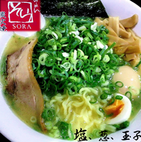 「塩、味玉＋九条ねぎ（950円）」@らーめん そら 炭火焼の写真