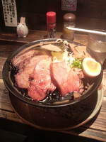 「黒真空そば￥730円（麺大盛￥100円　肉2枚増￥200円）」@喜元門 本店の写真