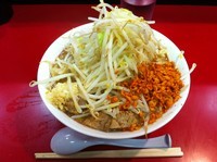 「ラーメン（麺半分・硬め、ヤサイチョイマシ、ニンニク、辛揚げ）」@千里眼の写真