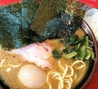 「ラーメン630円硬め味玉60円玉葱40円」@家系総本山 ラーメン吉村家の写真