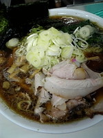 「ラーメン大盛＋ほうれん草、ねぎ、のり、メンマ50円増し」@青島食堂 秋葉原店の写真