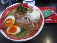 「フル盛り醤油豚骨ラーメン」@本格醤油豚骨麺 竹寛の写真