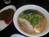 「醤油ラーメン＋半カレー（８８０円）」@らーめん そら 炭火焼の写真