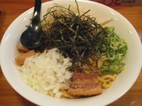 「しょうゆW盛り700円＋スペシャルトッピング200円」@油そば商店 油坊主の写真