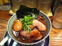 「炭焼き炙り肉そば」@麺行使 伊駄天 静岡店の写真