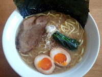 「らーめん+あじたま+のり（650+100+100円）」@麺家ぴかまるの写真