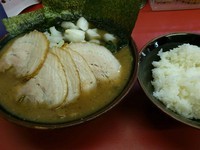 「ラーメン630円 + タマネギ30円 + 豚バラ20円×5枚」@王道家の写真