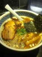 「ら～めん醤油+味変更煮干味」@七重の味の店 めじろ 代々木店の写真