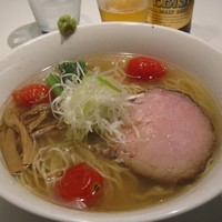 「鶏と魚介の豊潤 塩ラーメン+エビスビール　750円+350円」@麺処 ほん田 東京駅一番街店の写真