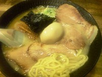 「ヨシベーラーメン塩+トロ肉ハーフ+味玉(950円)」@ラーメン ヨシベー 錦糸町店の写真