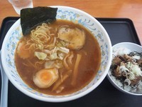 「ピリ辛みそラーメン￥190＋ミニチャーシュー丼￥150」@ホロホロラーメンの写真