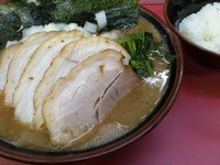 「ラーメン630円 + タマネギ30円 + 豚バラ20円×5枚」@王道家の写真