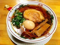 「紅醤油らーめん（細麺）＋煮玉子」@金久右衛門 梅田店の写真