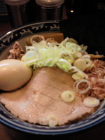 「油そば（小）+燻製卵」@兎に角 松戸店の写真