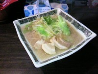 「紫龍らーめん750円（麺硬め，野菜多め）」@城南らーめん 紫龍 旗の台本店の写真