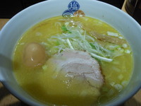 「塩らーめん 白湯（大人の燻製味玉入り）」@塩逸品 五代目けいすけ 本店の写真