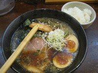 「こがし醤油らーめん味付玉子700円＋餃子セット180円」@萬○屋 川崎店の写真