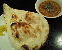 「鶏ひき肉とナンコツのキーマカレー＋ナン＝１３２０円」@新・印度料理 たんどーるの写真
