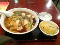 「五目ソバ　チャーハンセット　￥８００」@上海菜館の写真