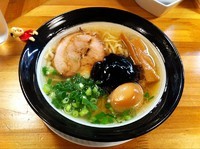 「なにわブラック（太麺）＋煮玉子」@金久右衛門 梅田店の写真