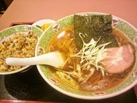 「ラーメンセットA　（ラーメン・半チャーハン・お新香）」@手造りラーメン 鶴の写真