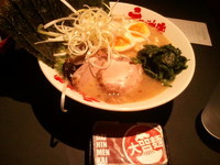 「らーめん中盛(３００円)オープニング価格」@横浜家系えびす家の写真