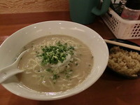 「軍鶏水炊きらーめん（700円）＋カレーご飯（0円）」@鳥料理 有明の写真