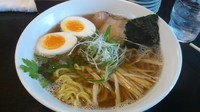 「醤油らーめん（600）＋ゆでたまご（ﾗﾝﾁｻｰﾋﾞｽ）」@三角山五右衛門ラーメン 狸小路店の写真