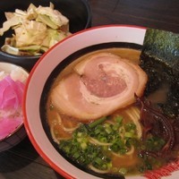 「豚骨醤油らーめん+きゃべちゃー+ライス600+100+50円」@AKIZUYA 府中中河原店の写真