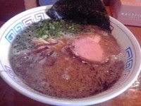 「黒とんこつらーめん+チャーシュー1枚+替え玉 880円」@らーめん天神屋の写真