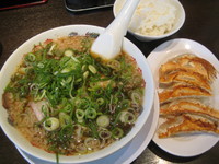 「ギョーザ定食(ラーメン[ねぎ多め]＋ギョーザ＋小ライス) 880」@来来亭 川崎菅生店の写真