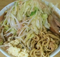 「ラーメン650円うずら100円少なめﾆﾝﾆｸﾔｻｲｱﾌﾞﾗ」@ラーメン二郎 栃木街道店の写真