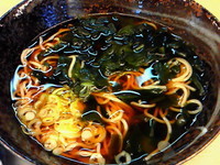 「かけそば￥290＋わかめ￥100＝￥390」@下永屋の写真