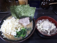 「ﾗｰﾒﾝ並【650円】　ﾁｰｽﾞ【100円】」@横浜家系らーめん 武術家の写真
