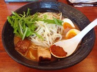 「「山」味玉付き（820円）」@辛麺 真空 町田本店の写真