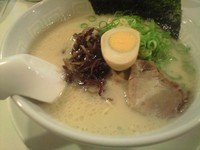 「ラーメン(バリカタ)+替玉(バリカタ)」@博多天神 新宿御苑店の写真