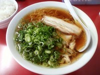 「煮干醤油ラーメン+ネギ+餃子」@だしラーメン 麺屋 弘法の写真