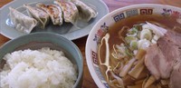 「ラーメンセット1000円（ﾗｰﾒﾝ、餃子、ﾗｲｽ、お新香）」@よしだやの写真