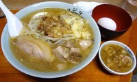 「ラーメン（750円）麺少なめニンニクアブラ生玉子」@ラーメン富士丸 西新井大師店の写真