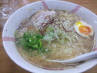 「醤油ラーメン（中盛）770円」@らーめん 弥七の写真