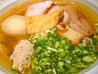 「あっさり魚出汁エビ風味（塩）（６８０円）＋味玉（１００円）」@はりけんラーメンの写真