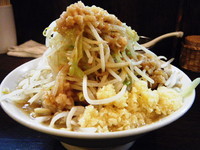 「ガッツリラーメン中・ﾔｻｲﾆﾝﾆｸﾏｼﾏｼｱﾌﾞﾗ650円」@伝家 志木店の写真