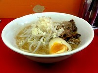 「ラーメン（並）麺少なめ・ヤサイ少なく半分＋ニンニク」@モッコリ豚の写真