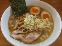 「ラーメン（正油・ひらひら麺）￥650＋味玉￥100＝￥750」@自家製麺 ラーメン慶の写真