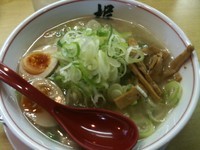 「塩味玉ラーメン＋白ネギ（￥750＋￥100）」@らーめんの店 梶の写真