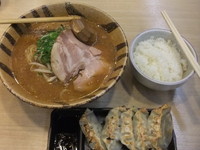 「赤みそラーメン６５０円半ライス・麺大盛り（無料）餃子２００円」@北海道らぁめん 伝丸 平戸店の写真