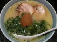 「玉子入り＋替え玉（￥750＋￥100）」@らーめん まる玉 横浜青葉台店の写真