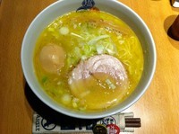 「塩らーめん 白湯＋大人の燻製玉子」@塩逸品 五代目けいすけ 本店の写真