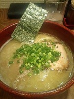 「鶏白湯（らーめん）　白（チー油）＋替玉１００円」@麺屋たつみ 喜心 狭山店の写真