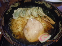 「醤油ラーメン500円＋野菜とツナとトマト餃子（6ヶ）360円」@豚嘻嘻 大通り店の写真